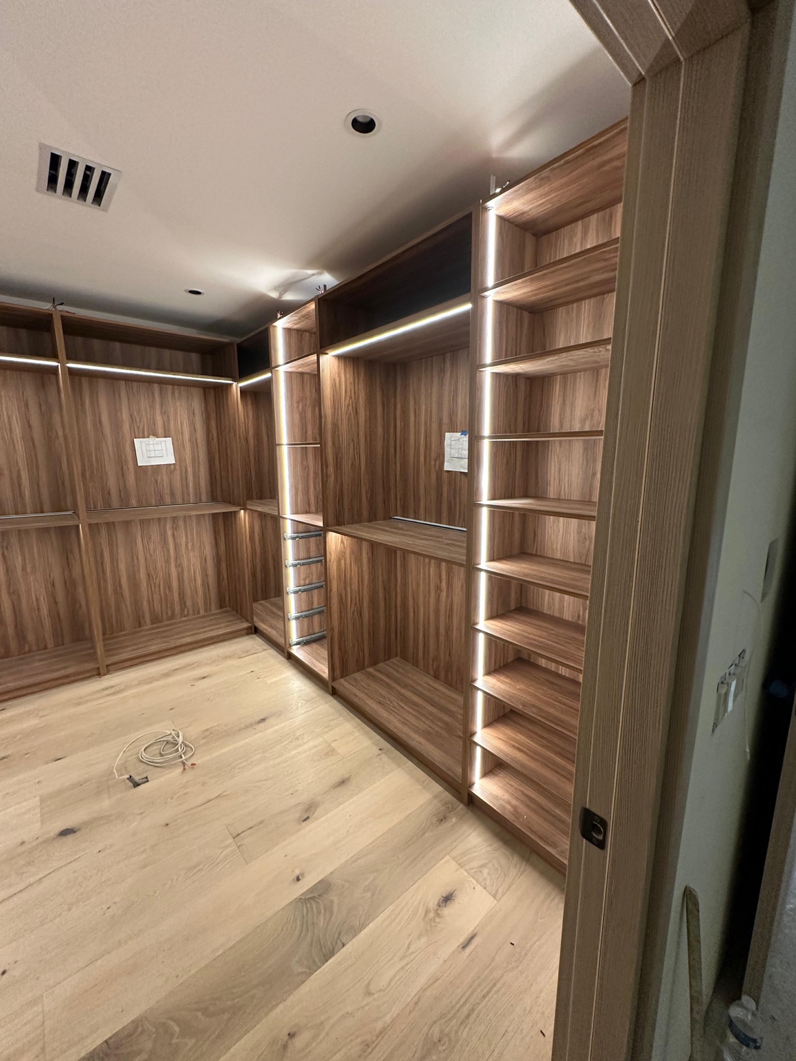 Closet carpentry and lighting